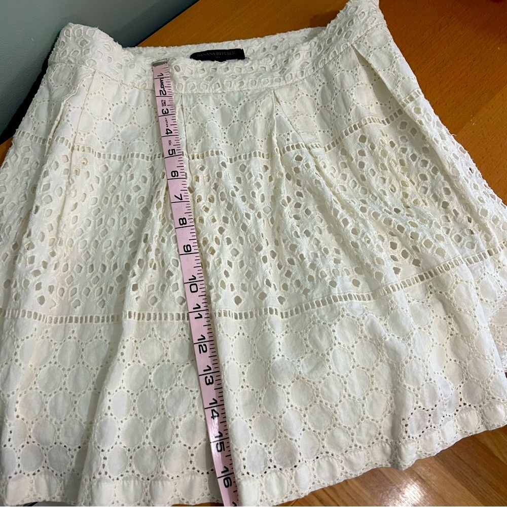 EUC Banana Republic pleated off white eyelet skirt size 4